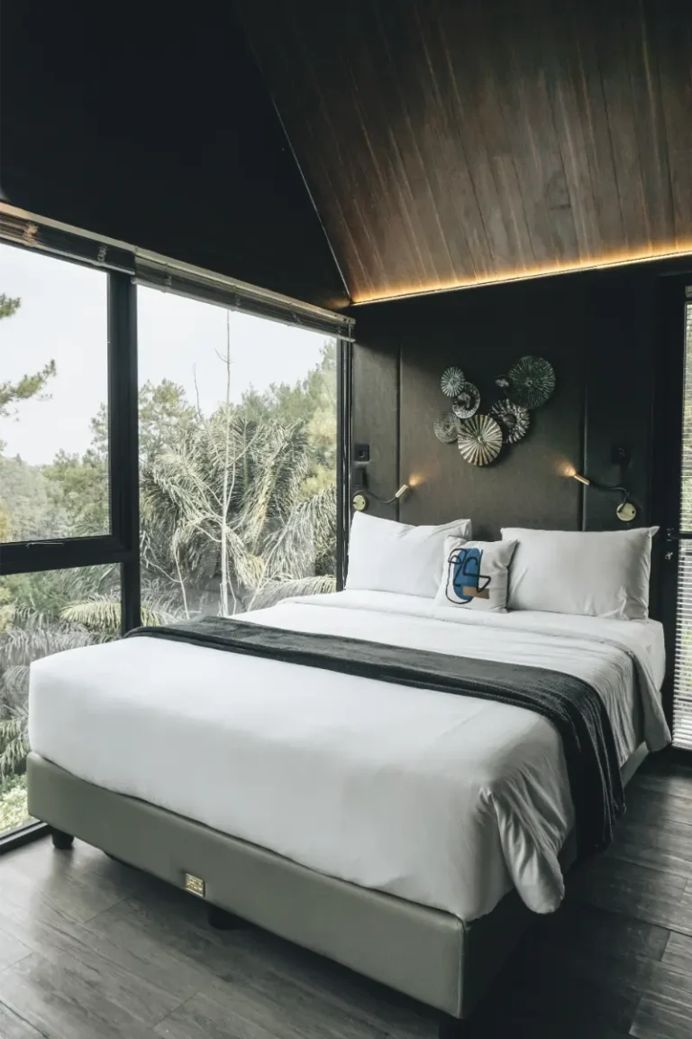 Suasana kamar tidur mewah Solitude Cabin dengan tirai jendela minimalis