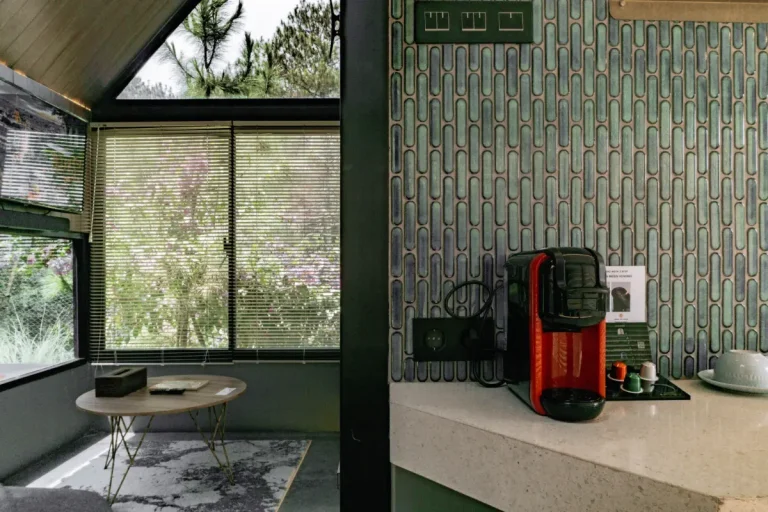 Fasilitas mesin kopi kapsul espresso di dapur minimalis Solitude Cabin