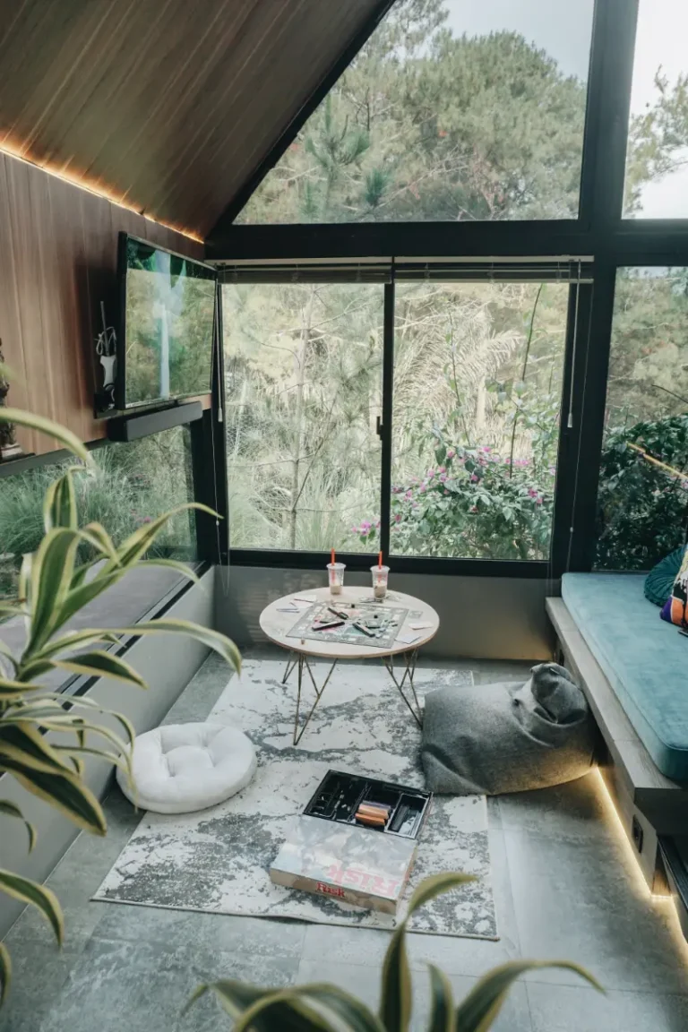 Ruang santai estetik dengan board game dan bean bag di Solitude Cabin